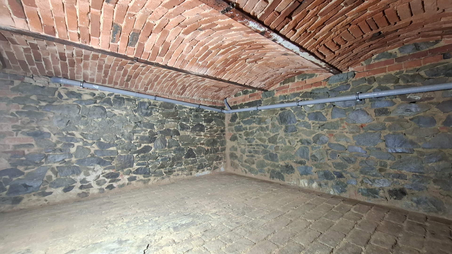 pískování sklepu – čištění zdiva